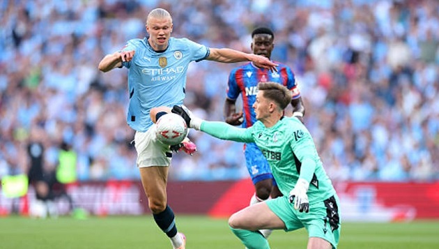 Henderson thoát thẻ đỏ gây tranh cãi: VAR và quyết định gây sốc ở chung kết FA Cup