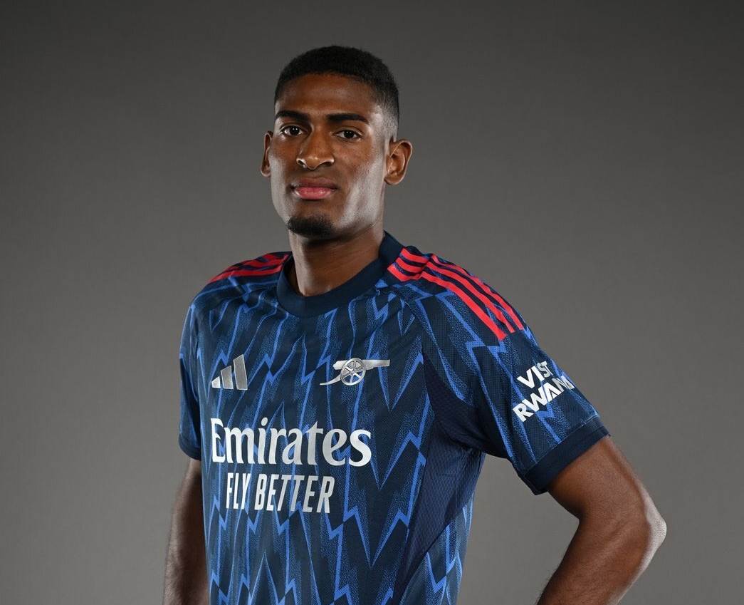 Arsenal chính thức sở hữu trung vệ trẻ tài năng Cristhian Mosquera